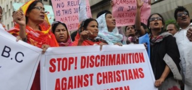 De bär Kristi kors i Pakistan